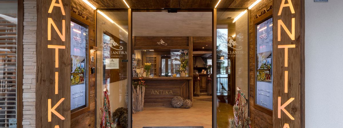 entrance in Hotel Antika Zermatt