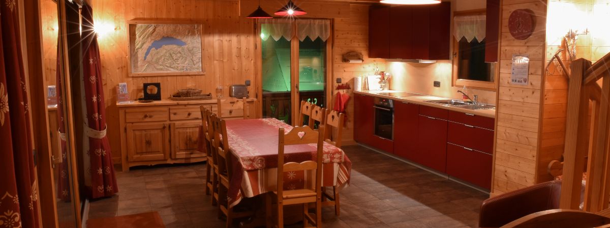 Chalet Clovis has a spacious kitchen/dining area