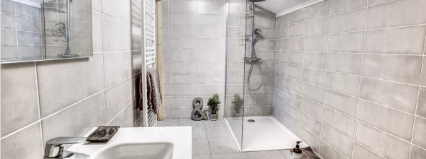 Great walk-in shower at Apt Renard Fou