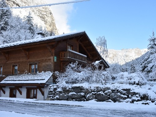 Catered Chalet Chery des Meuniers with Avoriaz in the background